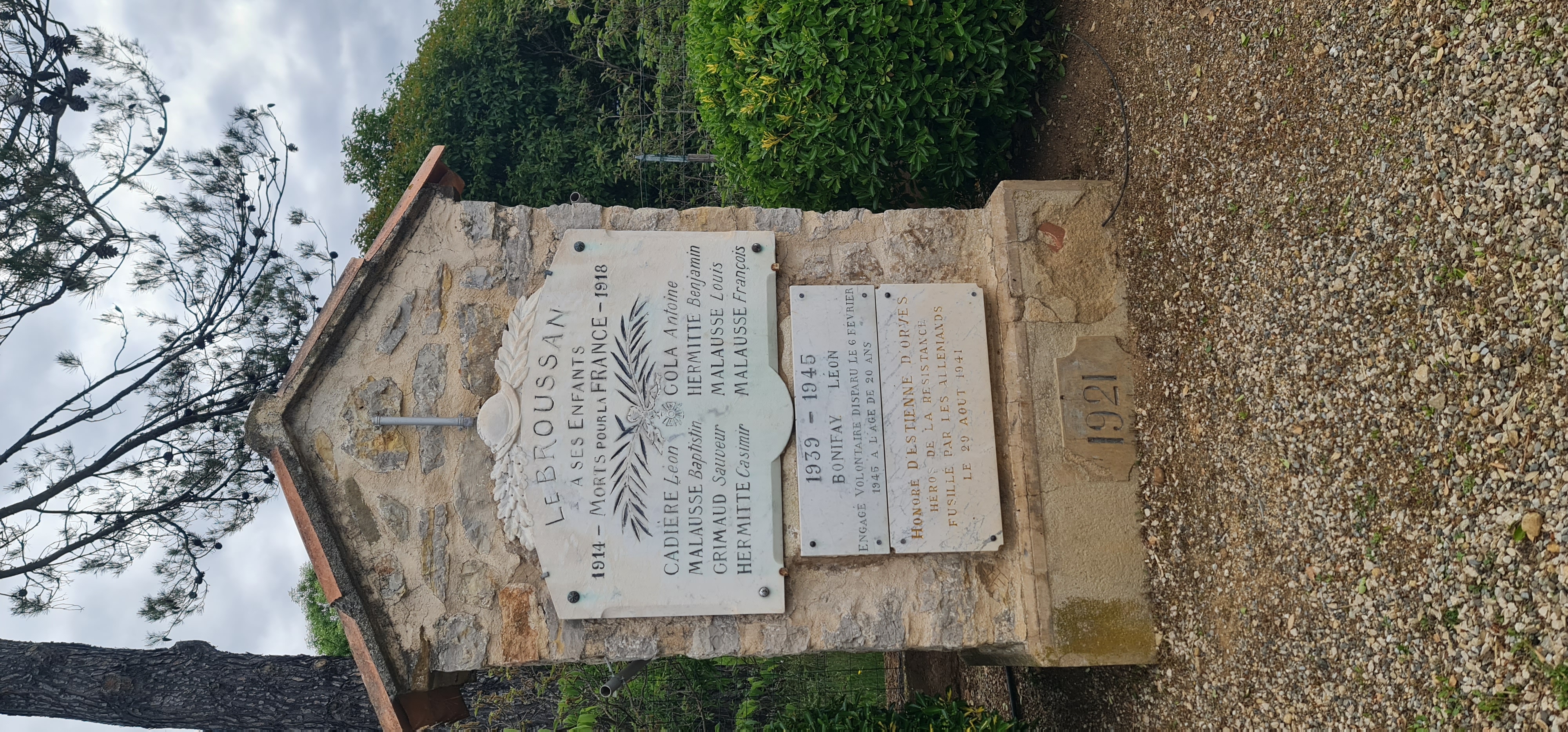 Monument aux morts du Broussan, Évenos, avec ses plaques de marbre