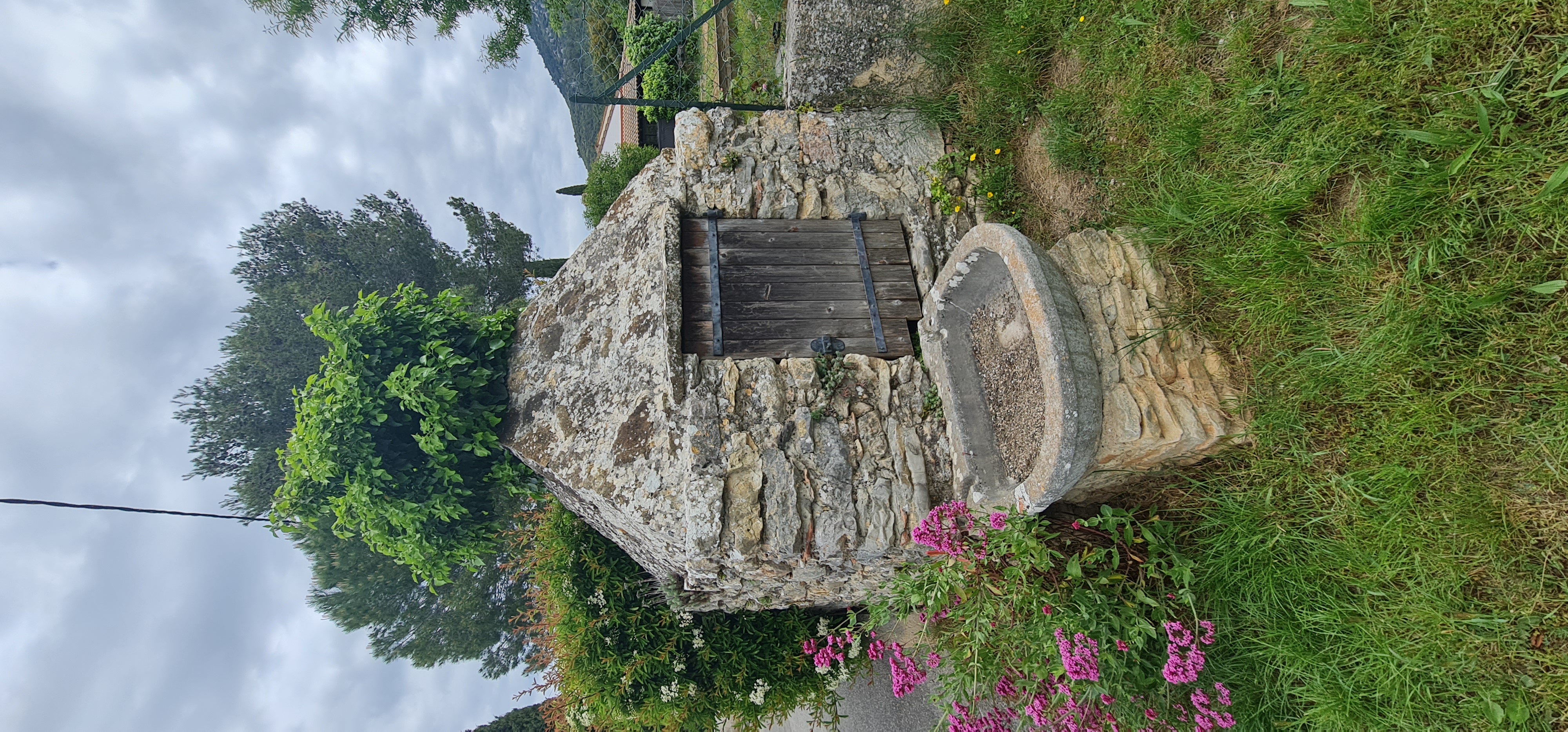 Puits couvert et abreuvoir en pierre au Broussan, Évenos