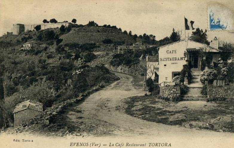 Le cafe Tortora avec le chateau
